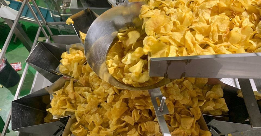 Fotografía de patatas fritas en la fábrica 